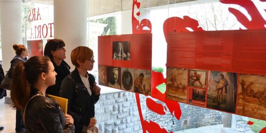 U Galeriji C8 otvorena je izlozba Ars Amatoria ljubav i erotika u starom Rimu koju organiziraju Arheoloski muzej Zadar i Arheoloski muzej Istre .O izlozbi su govorili Darko Komso ravnatelj Arheoloskog muzeja u Puli i Autorica izlozbe dr. sc. Kornelija A. U Galeriji C8 otvorena je izlozba Ars Amatoria ljubav i erotika u starom Rimu koju organiziraju Arheoloski muzej Zadar i Arheoloski muzej Istre .O izlozbi su govorili Darko Komso ravnatelj Arheoloskog muzeja u Puli i Autorica izlozbe dr. sc. Kornelija A.