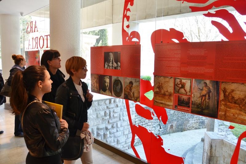 U Galeriji C8 otvorena je izlozba Ars Amatoria ljubav i erotika u starom Rimu koju organiziraju Arheoloski muzej Zadar i Arheoloski muzej Istre .O izlozbi su govorili Darko Komso ravnatelj Arheoloskog muzeja u Puli i Autorica izlozbe dr. sc. Kornelija A. U Galeriji C8 otvorena je izlozba Ars Amatoria ljubav i erotika u starom Rimu koju organiziraju Arheoloski muzej Zadar i Arheoloski muzej Istre .O izlozbi su govorili Darko Komso ravnatelj Arheoloskog muzeja u Puli i Autorica izlozbe dr. sc. Kornelija A.