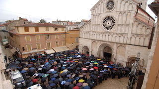 Zadar, 300110.
Pogreb zadarskog nadbiskupa Ivana Prendje u crkvi Svete Stosije.
Zadarski nadbiskup Ivan Prendja preminuo je iznenada  25. sijecnja 2010. godine u Zagrebu u 71. godini zivota, nakon 46 godina svecenistva i 20 godina biskupstva.
Misu odrzava