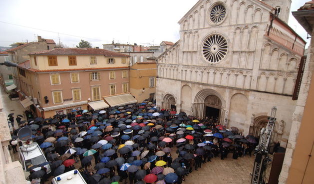 Zadar, 300110.
Pogreb zadarskog nadbiskupa Ivana Prendje u crkvi Svete Stosije.
Zadarski nadbiskup Ivan Prendja preminuo je iznenada  25. sijecnja 2010. godine u Zagrebu u 71. godini zivota, nakon 46 godina svecenistva i 20 godina biskupstva.
Misu odrzava