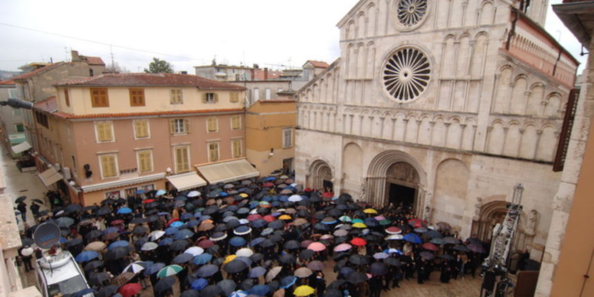 Zadar, 300110.
Pogreb zadarskog nadbiskupa Ivana Prendje u crkvi Svete Stosije.
Zadarski nadbiskup Ivan Prendja preminuo je iznenada  25. sijecnja 2010. godine u Zagrebu u 71. godini zivota, nakon 46 godina svecenistva i 20 godina biskupstva.
Misu odrzava