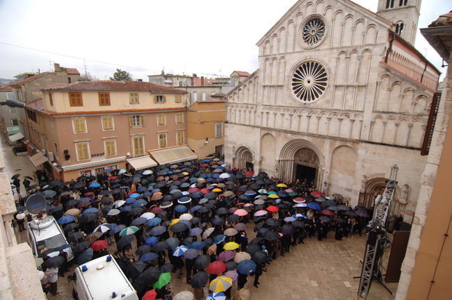 Zadar, 300110.
Pogreb zadarskog nadbiskupa Ivana Prendje u crkvi Svete Stosije.
Zadarski nadbiskup Ivan Prendja preminuo je iznenada  25. sijecnja 2010. godine u Zagrebu u 71. godini zivota, nakon 46 godina svecenistva i 20 godina biskupstva.
Misu odrzava