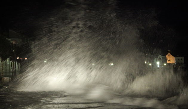 Kastel Stari, 311012.
 Tek sto nas je napustila ciklona Kjara koja je donijela zahladjenje i u vecini Hrvatske snijeg, nova ciklona Ladislav danas prema kraju dana je donijela olujno jugo koje ce tijekom noci jos jacati pa se ocekuju orkanski udari na otv