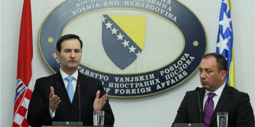 Ministri vanjskih poslova Hrvatske Miro Kovač i Bosne i Hercegovine Igor Crnadak najavili su u petak u Sarajevu jačanje bilateralnih odnosa dvije zemlje ali i konkretnu potporu Hrvatske na putu BiH ka europskim integracijama, foto: HINA Ministri vanjskih poslova Hrvatske Miro Kovač i Bosne i Hercegovine Igor Crnadak najavili su u petak u Sarajevu jačanje bilateralnih odnosa dvije zemlje ali i konkretnu potporu Hrvatske na putu BiH ka europskim integracijama, foto: HINA
