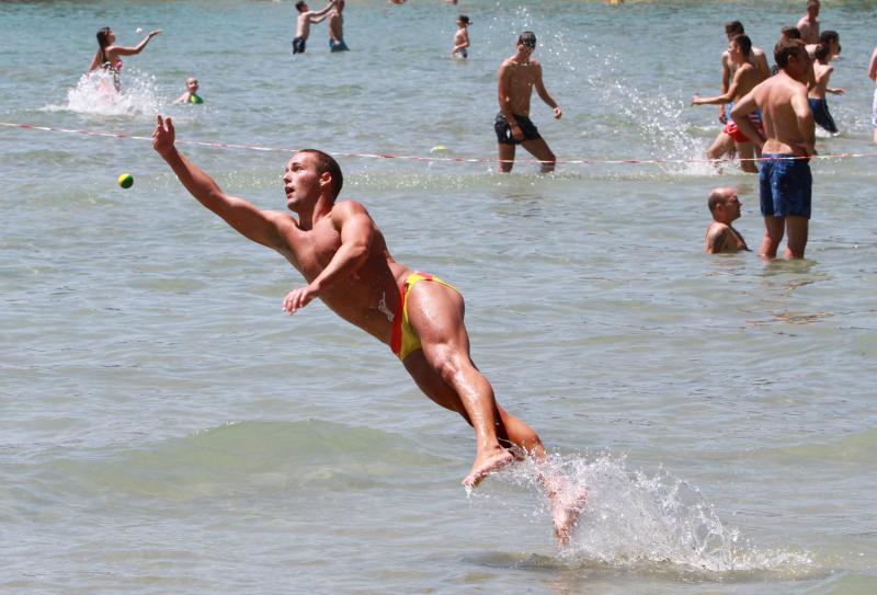 Opis 21.06.2014., Split – Ekolosko drustvo Picigin Bacvice kroz program Dani Bacvica 2014 obiljezava 90 godina igranja picigina te su organizirali jubilarno 10. Prvenstvo svijeta u piciginu. Pobjedu je u finalu osvojila momcad Zbirac. Photo: Ivana Ivano Opis 21.06.2014., Split – Ekolosko drustvo Picigin Bacvice kroz program Dani Bacvica 2014 obiljezava 90 godina igranja picigina te su organizirali jubilarno 10. Prvenstvo svijeta u piciginu. Pobjedu je u finalu osvojila momcad Zbirac. Photo: Ivana Ivano