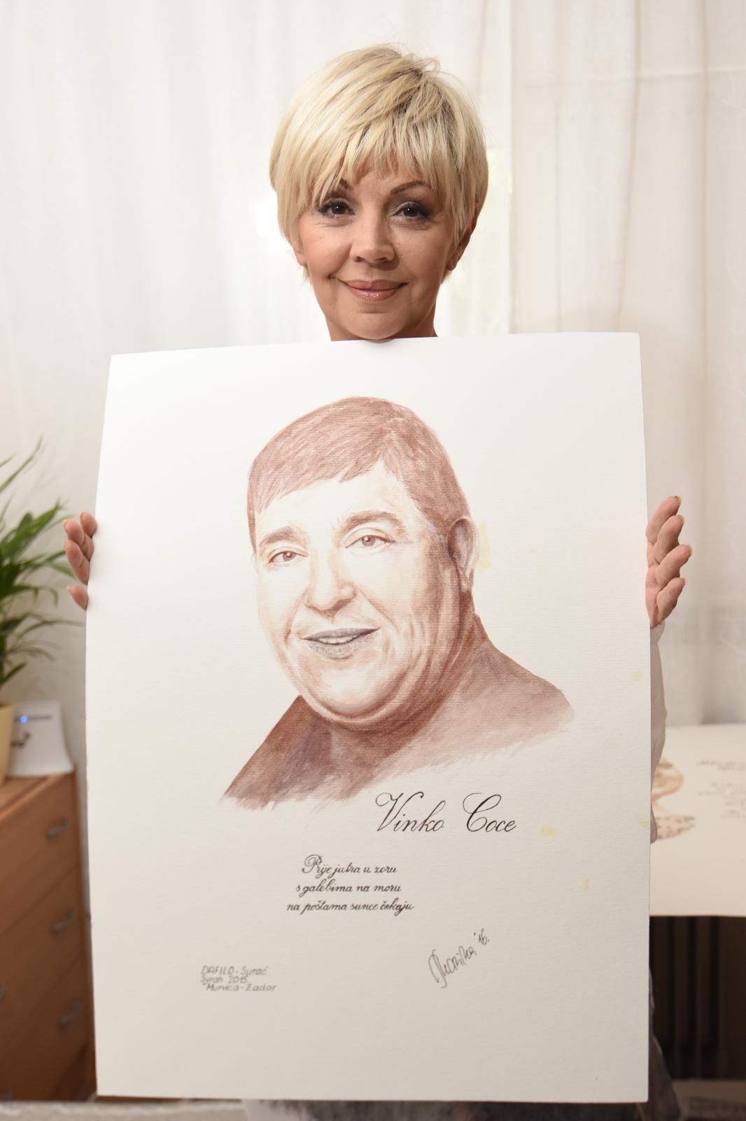 Marina Tomašević crnim vinom slika portrete svojih kolega sa estrade Marina Tomašević crnim vinom slika portrete svojih kolega sa estrade