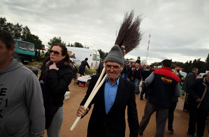 Benkovac, 100313.
Sajam u Benkovcu odrzava se svakog 10. dana u mjesecu. Stoljetna tradicija ucinila je od Benkovackog sajma neizostavni gospodarski i turisticki sadrzaj grada koji svaki put iznova iznenadjuje brojem posjetitelja koji preraste brojku od 1 Benkovac, 100313.
Sajam u Benkovcu odrzava se svakog 10. dana u mjesecu. Stoljetna tradicija ucinila je od Benkovackog sajma neizostavni gospodarski i turisticki sadrzaj grada koji svaki put iznova iznenadjuje brojem posjetitelja koji preraste brojku od 1