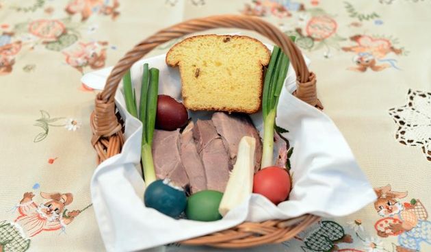 Uskrsnja kosarica koju grdajani na najveci krscanski blagdan nose u Crkvu na posvecenje. Photo: Marko Jurinec/PIXSELL Autor  Marko Jurinec/PIXSELL Ključne riječi  kosarica, jaje, mladi luk, ilustracija, sunka, posvecenje, hren, pinca, hrana, Uskrs