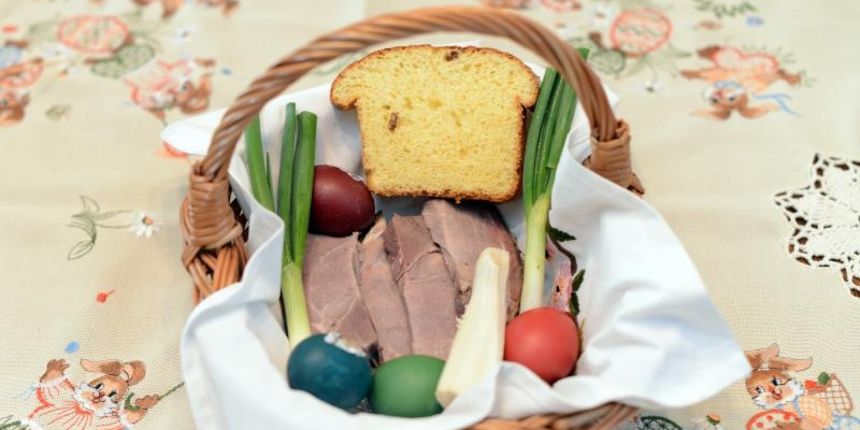 Uskrsnja kosarica koju grdajani na najveci krscanski blagdan nose u Crkvu na posvecenje. Photo: Marko Jurinec/PIXSELL Autor  Marko Jurinec/PIXSELL Ključne riječi  kosarica, jaje, mladi luk, ilustracija, sunka, posvecenje, hren, pinca, hrana, Uskrs