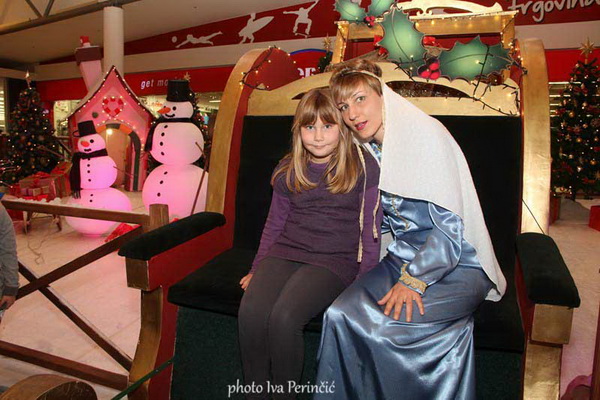 Sv. Luce razveselila mališane u Supernova centru, Foto: Iva Perinčić Sv. Luce razveselila mališane u Supernova centru, Foto: Iva Perinčić