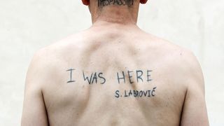 Siniša Labrović: Performans “Poštovani gospodine predsjedniče, možete me poljubiti u guzicu” Siniša Labrović: Performans “Poštovani gospodine predsjedniče, možete me poljubiti u guzicu”