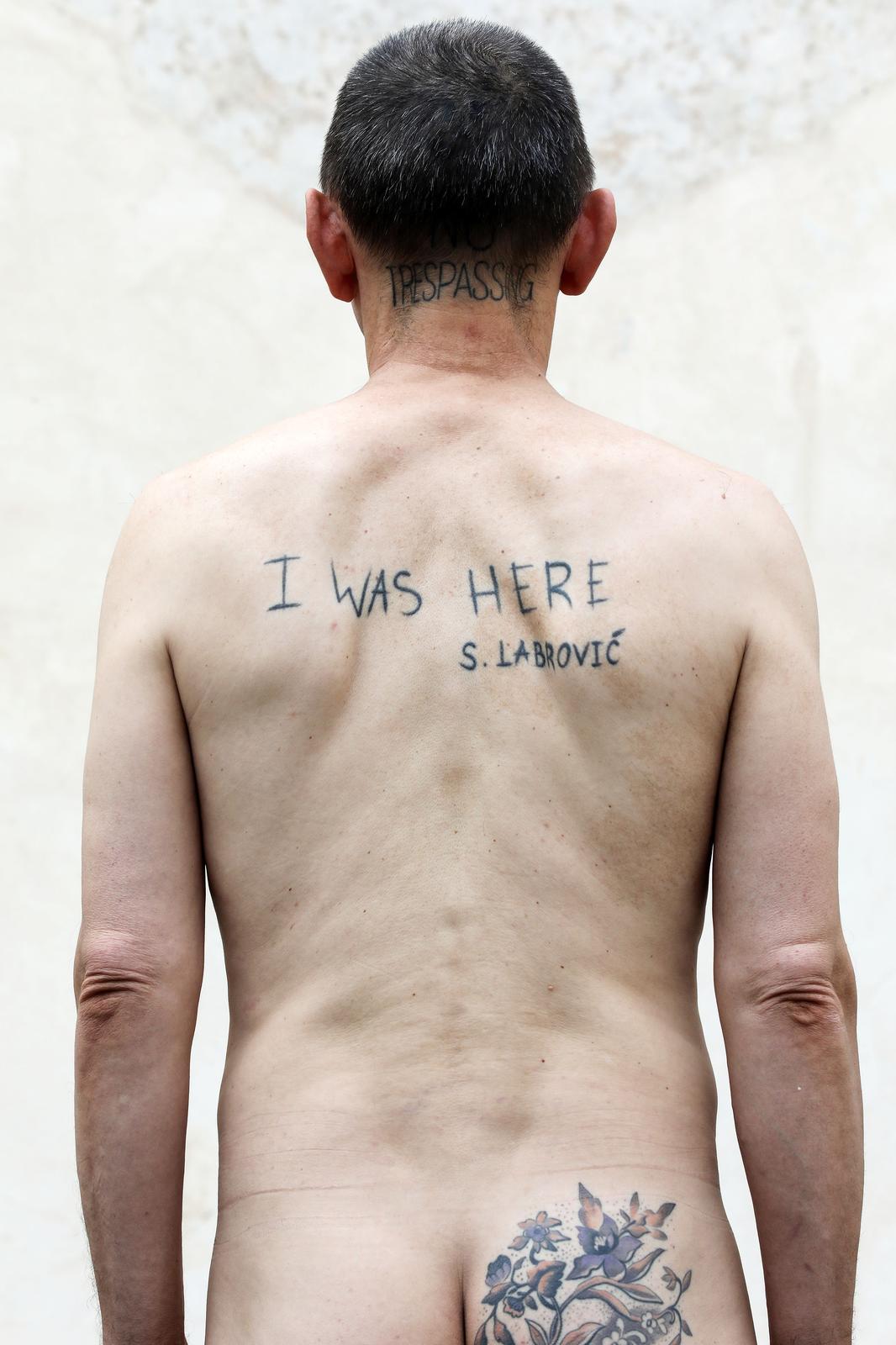 Siniša Labrović: Performans “Poštovani gospodine predsjedniče, možete me poljubiti u guzicu” Siniša Labrović: Performans “Poštovani gospodine predsjedniče, možete me poljubiti u guzicu”