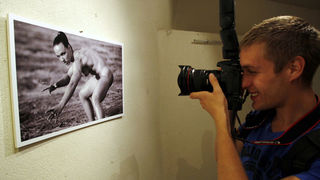 Zadar, 010709.
Stephan Lupino otvorio je veceras izlozbu fotografija u Kapetanovoj kuli na trgu Pet bunara. 
Na fotografiji: posjetitelji izlozbe.
Foto: Jure Miskovic / CROPIX