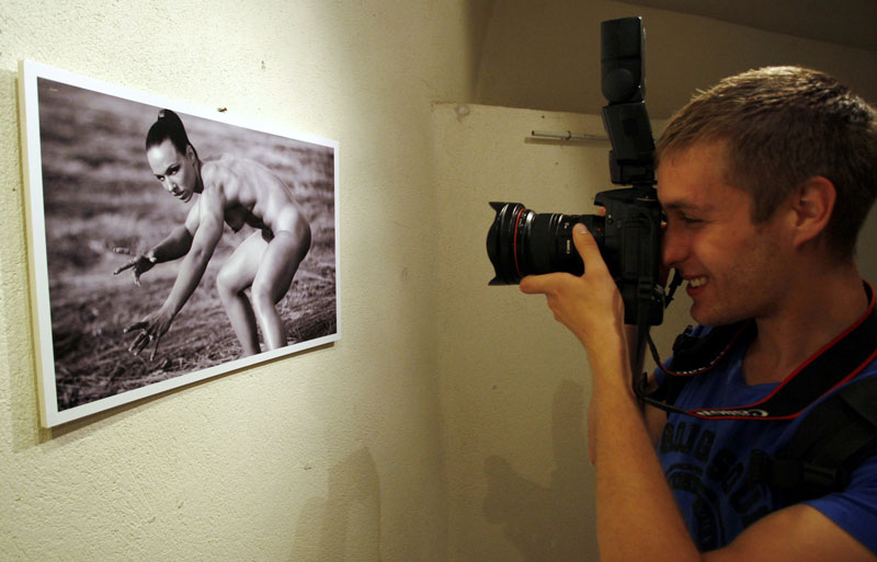 Zadar, 010709.
Stephan Lupino otvorio je veceras izlozbu fotografija u Kapetanovoj kuli na trgu Pet bunara. 
Na fotografiji: posjetitelji izlozbe.
Foto: Jure Miskovic / CROPIX