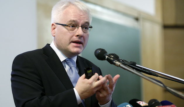 Zagreb, 091110.
Ekonomski fakultet.
Kenedyev trg.
Predsjednik Ivo Josipovic prisustvovao je Danima otvorenih vrata na Ekonomskom fakultetu Sveucilista u Zagrebu, gdje   je imao predavanje na temu korupcija.
Foto: Goran Mehkek / Cropix