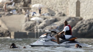 Dubrovnik, 180809.
Jedna od najpopularnijih svjetskih pjevacica Beyonce Knowles u pratnji supruga, americkog repera i producenta Jay-Z-a odmara se na luksuznoj jahti Va bene usidrenoj ispred dubrovackog hotela Argentina.
Na fotografiji: Beyonce i prijatel Dubrovnik, 180809.
Jedna od najpopularnijih svjetskih pjevacica Beyonce Knowles u pratnji supruga, americkog repera i producenta Jay-Z-a odmara se na luksuznoj jahti Va bene usidrenoj ispred dubrovackog hotela Argentina.
Na fotografiji: Beyonce i prijatel