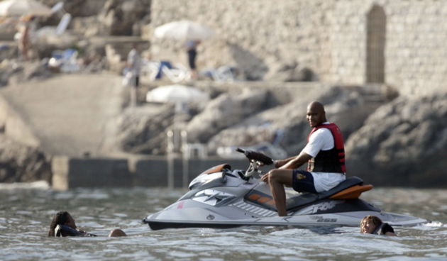 Dubrovnik, 180809.
Jedna od najpopularnijih svjetskih pjevacica Beyonce Knowles u pratnji supruga, americkog repera i producenta Jay-Z-a odmara se na luksuznoj jahti Va bene usidrenoj ispred dubrovackog hotela Argentina.
Na fotografiji: Beyonce i prijatel