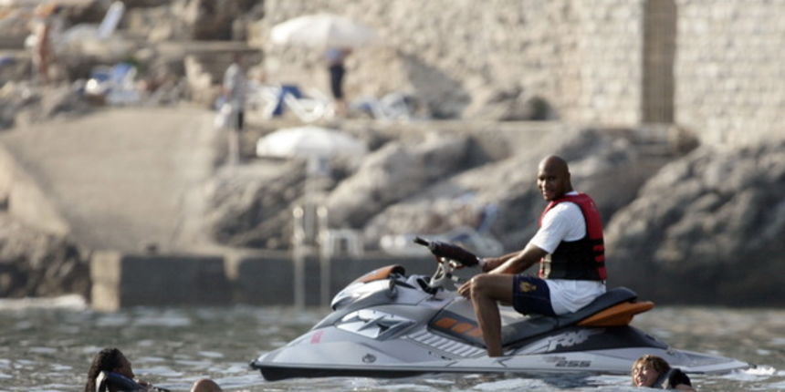 Dubrovnik, 180809.
Jedna od najpopularnijih svjetskih pjevacica Beyonce Knowles u pratnji supruga, americkog repera i producenta Jay-Z-a odmara se na luksuznoj jahti Va bene usidrenoj ispred dubrovackog hotela Argentina.
Na fotografiji: Beyonce i prijatel Dubrovnik, 180809.
Jedna od najpopularnijih svjetskih pjevacica Beyonce Knowles u pratnji supruga, americkog repera i producenta Jay-Z-a odmara se na luksuznoj jahti Va bene usidrenoj ispred dubrovackog hotela Argentina.
Na fotografiji: Beyonce i prijatel