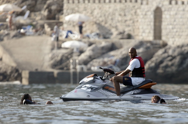 Dubrovnik, 180809.
Jedna od najpopularnijih svjetskih pjevacica Beyonce Knowles u pratnji supruga, americkog repera i producenta Jay-Z-a odmara se na luksuznoj jahti Va bene usidrenoj ispred dubrovackog hotela Argentina.
Na fotografiji: Beyonce i prijatel Dubrovnik, 180809.
Jedna od najpopularnijih svjetskih pjevacica Beyonce Knowles u pratnji supruga, americkog repera i producenta Jay-Z-a odmara se na luksuznoj jahti Va bene usidrenoj ispred dubrovackog hotela Argentina.
Na fotografiji: Beyonce i prijatel