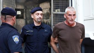 Privođenje muškarca osumnjičenog za bombaške napade na PU zadarsku Privođenje muškarca osumnjičenog za bombaške napade na PU zadarsku