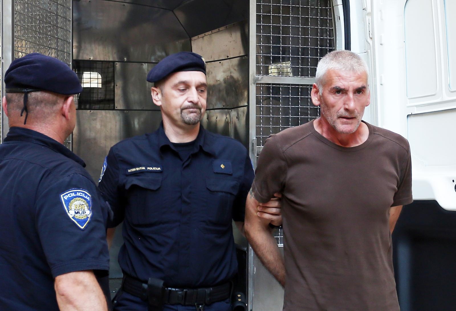 Privođenje muškarca osumnjičenog za bombaške napade na PU zadarsku Privođenje muškarca osumnjičenog za bombaške napade na PU zadarsku