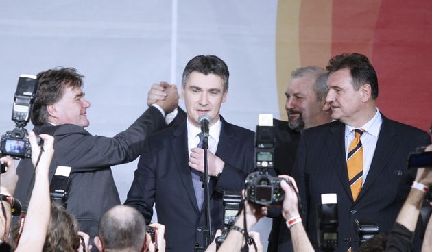 Zagreb, 041211.
Parlamentarni izbori 2011.
Muzej suvremene umjetnosti.
Pracenje izbornih rezultata u izbornom stozeru Kukuriku koalicije SDP – HNS – IDS – HSU. 
Na slici: Pobjednicko slavlje, Ivan Jakovcic, Zoran Milanovic, Radimir Cacic i Silvano Hrelja.