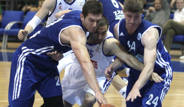Zagreb, 040512.KC Drazen Petrovic.Kosarkaska utakmica Liga za prvaka ( prvenstvo Hrvatske ) 12.kolo Cibona – Zadar.Na slici: Ante Krapic 20, Hrvoje Kovacevic 55, Karlo Vragovic 24.Foto: Nenad Dugi / CROPIX