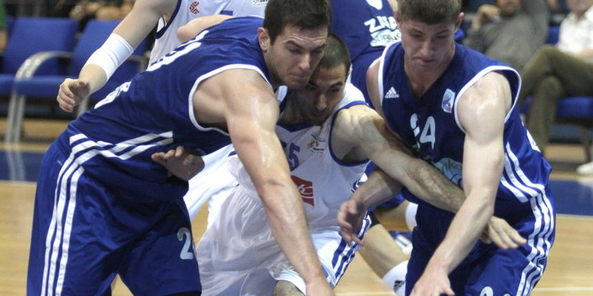 Zagreb, 040512.KC Drazen Petrovic.Kosarkaska utakmica Liga za prvaka ( prvenstvo Hrvatske ) 12.kolo Cibona – Zadar.Na slici: Ante Krapic 20, Hrvoje Kovacevic 55, Karlo Vragovic 24.Foto: Nenad Dugi / CROPIX Zagreb, 040512.KC Drazen Petrovic.Kosarkaska utakmica Liga za prvaka ( prvenstvo Hrvatske ) 12.kolo Cibona – Zadar.Na slici: Ante Krapic 20, Hrvoje Kovacevic 55, Karlo Vragovic 24.Foto: Nenad Dugi / CROPIX