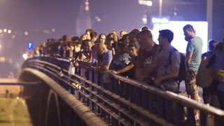 Zagreb, 290812.
Velik broj znatizeljnika odlucio se za besplatno pracenje koncerta Red Hot Chili Peppersa sa Savskog nasipa i Mosta Slobode.
Foto: Marko Todorov / CROPIX