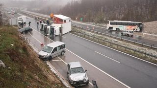 Na autocesti A1 poslije sv. Roka u smjeru Zagreba, kod tunela Krpani, u 6.15 sati sudarilo se 20-ak vozila u nekoliko lančanih sudara, Foto: Dino Stanin/PIXSELL Na autocesti A1 poslije sv. Roka u smjeru Zagreba, kod tunela Krpani, u 6.15 sati sudarilo se 20-ak vozila u nekoliko lančanih sudara, Foto: Dino Stanin/PIXSELL