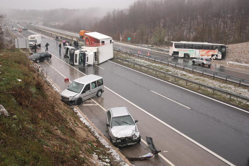 Na autocesti A1 poslije sv. Roka u smjeru Zagreba, kod tunela Krpani, u 6.15 sati sudarilo se 20-ak vozila u nekoliko lančanih sudara, Foto: Dino Stanin/PIXSELL Na autocesti A1 poslije sv. Roka u smjeru Zagreba, kod tunela Krpani, u 6.15 sati sudarilo se 20-ak vozila u nekoliko lančanih sudara, Foto: Dino Stanin/PIXSELL