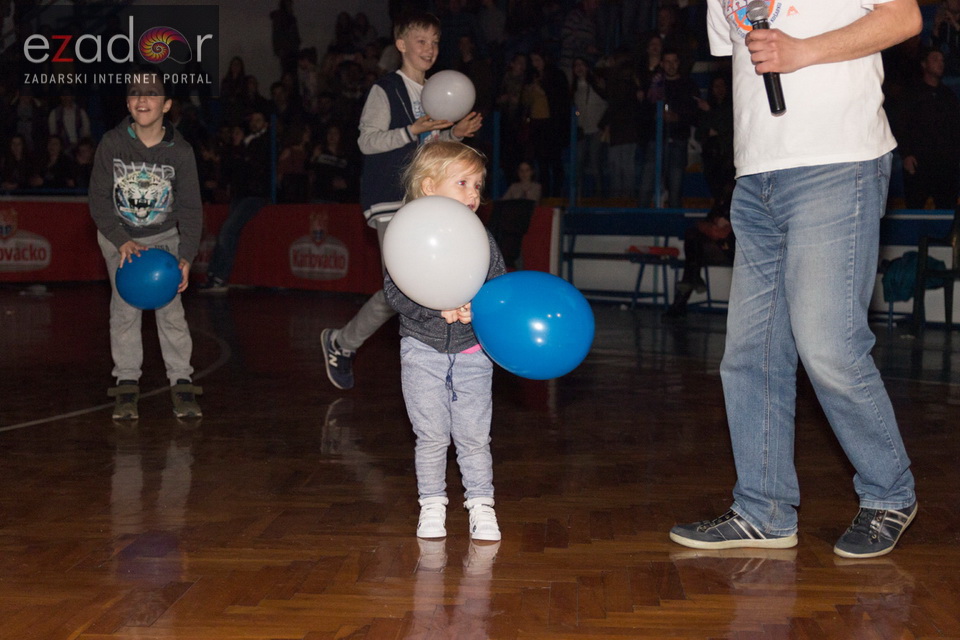 Humanitarno gledanje utakmice Zadar-Cibona (85-84) u Jazinama Humanitarno gledanje utakmice Zadar-Cibona (85-84) u Jazinama