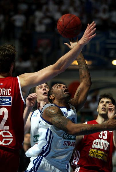 Zagreb, 180513.
Dvorana Kresimira Cosica. Kosarkaska utakmica polufinala doigravanja za prvaka Hrvatske (1 utakmica) izmedju KK Zadar i KK Cedevita.
Na fotografiji: igrac Zadra Romeo Travis.
Foto: Jure Miskovic / CROPIX Zagreb, 180513.
Dvorana Kresimira Cosica. Kosarkaska utakmica polufinala doigravanja za prvaka Hrvatske (1 utakmica) izmedju KK Zadar i KK Cedevita.
Na fotografiji: igrac Zadra Romeo Travis.
Foto: Jure Miskovic / CROPIX