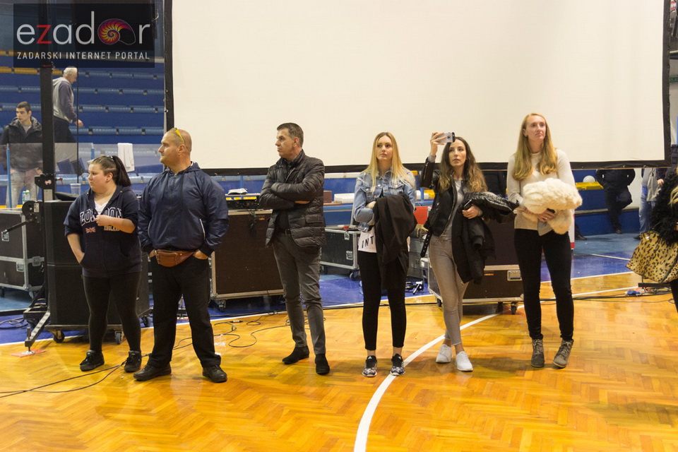 Humanitarno gledanje utakmice Zadar-Cibona (85-84) u Jazinama Humanitarno gledanje utakmice Zadar-Cibona (85-84) u Jazinama
