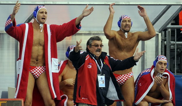 Zagreb, 070910. Bazen na Savi. 29. Europsko Prvenstvo u vaterpolu, prva polufinalna susret izmedju Hrvatske i Srbije. Na slici: Ratko Rudic izbornik na klupi. Foto: Drago Sopta / CROPIX