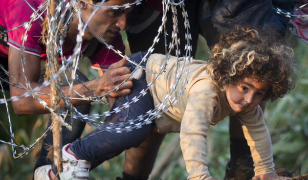 Izbjeglice se probijaju kroz bodljikavu žicu, foto: twitter