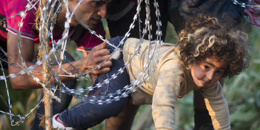 Izbjeglice se probijaju kroz bodljikavu žicu, foto: twitter