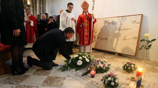 Zadar, 241112.
Obiljezavanje Dana grada Zadra i dolazak generala Ante Gotovine pocasnog gradjanina grada Zadra. General Gotovina na svetoj misi u katedrali Sv. Stosije.
Na fotografiji: general Gotovina polaze vijenac na grob pokojnog zadarskog nadbiskup Zadar, 241112.
Obiljezavanje Dana grada Zadra i dolazak generala Ante Gotovine pocasnog gradjanina grada Zadra. General Gotovina na svetoj misi u katedrali Sv. Stosije.
Na fotografiji: general Gotovina polaze vijenac na grob pokojnog zadarskog nadbiskup