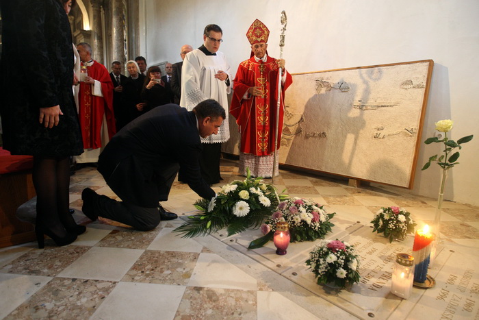 Zadar, 241112.
Obiljezavanje Dana grada Zadra i dolazak generala Ante Gotovine pocasnog gradjanina grada Zadra. General Gotovina na svetoj misi u katedrali Sv. Stosije.
Na fotografiji: general Gotovina polaze vijenac na grob pokojnog zadarskog nadbiskup Zadar, 241112.
Obiljezavanje Dana grada Zadra i dolazak generala Ante Gotovine pocasnog gradjanina grada Zadra. General Gotovina na svetoj misi u katedrali Sv. Stosije.
Na fotografiji: general Gotovina polaze vijenac na grob pokojnog zadarskog nadbiskup