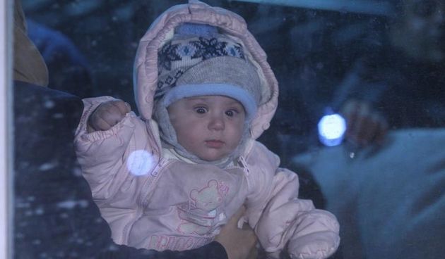 Sredisce ob Dravi, Slovenija – Prvi vlak s izbjeglicama stigao je na slovenski zeljeznicki kolodvor. To je 94. izvanredni vlak koji prevozi izbjeglice, ali prvi koji je usao u Sloveniju nakon sto je Madjarska jucer zatvorila granicu, a Republika Hrvatska