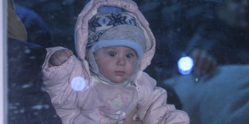 Sredisce ob Dravi, Slovenija – Prvi vlak s izbjeglicama stigao je na slovenski zeljeznicki kolodvor. To je 94. izvanredni vlak koji prevozi izbjeglice, ali prvi koji je usao u Sloveniju nakon sto je Madjarska jucer zatvorila granicu, a Republika Hrvatska