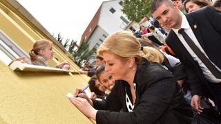 Predsjednica Kolinda Grabar Kitarović položila vijenac i zapalila svijeće za žrtve Škabrnje, Foto: Dino Stanin/PIXSELL