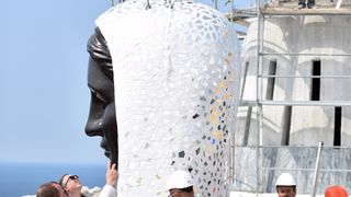 Dizalicom postavljena glava na postolje spomenika Gospi od Loreta Dizalicom postavljena glava na postolje spomenika Gospi od Loreta