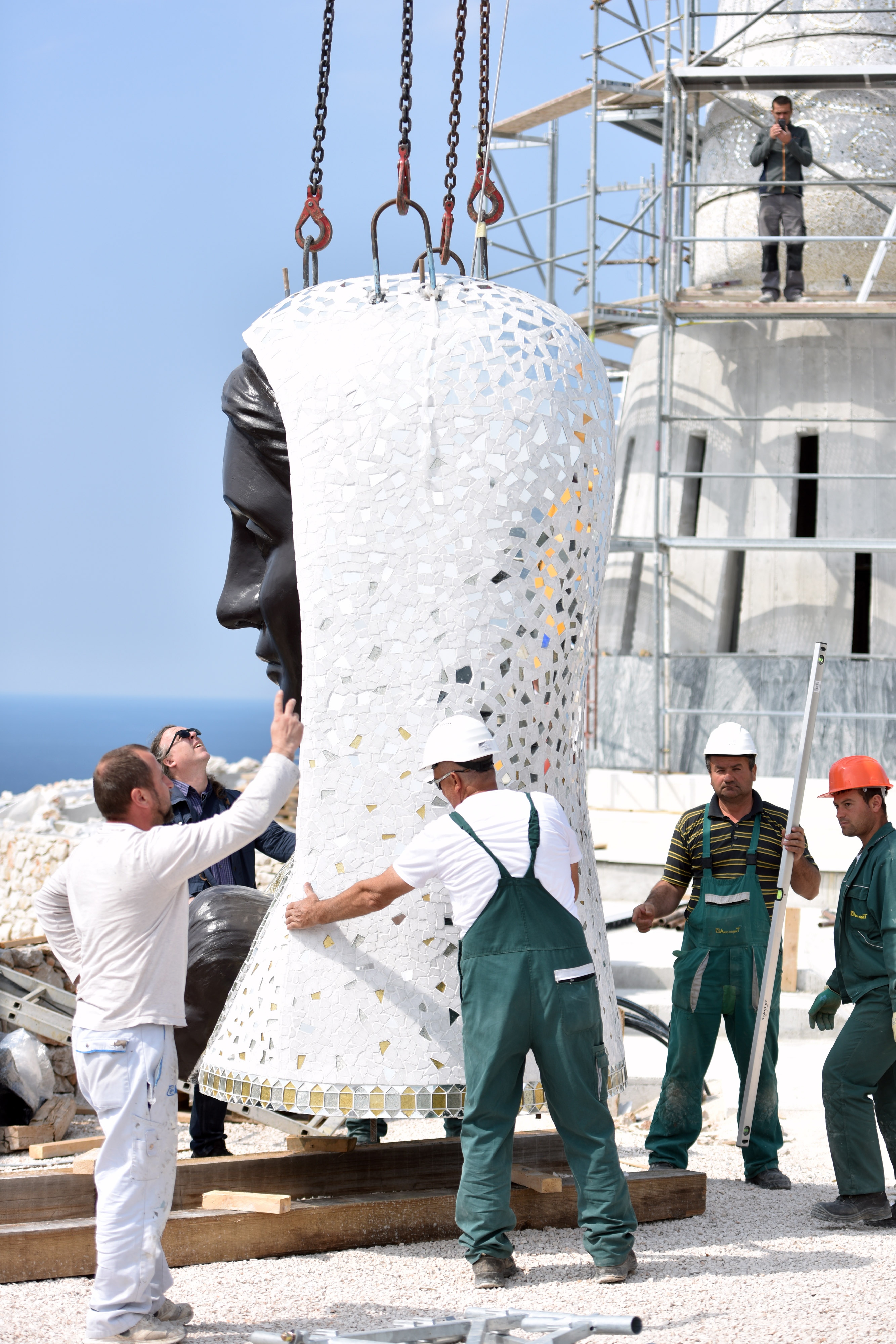 Dizalicom postavljena glava na postolje spomenika Gospi od Loreta Dizalicom postavljena glava na postolje spomenika Gospi od Loreta