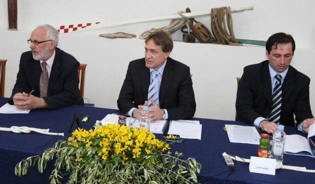 Zadar, 210510.
Prostorije Puckog otvorenog ucilista u Preku na otoku Ugljanu. Ministar Bozidar Kalmeta predsjedao je 11. sjednicom Otockog vijeca. Otocno vijece ima 30 clanova,19 predstavnika obalno otockih zupanija, 7 predstavnika resornih ministarstava