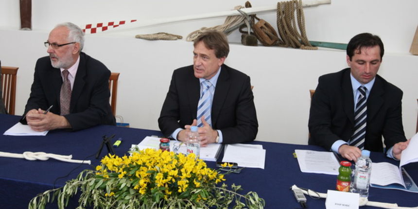 Zadar, 210510.
Prostorije Puckog otvorenog ucilista u Preku na otoku Ugljanu. Ministar Bozidar Kalmeta predsjedao je 11. sjednicom Otockog vijeca. Otocno vijece ima 30 clanova,19 predstavnika obalno otockih zupanija, 7 predstavnika resornih ministarstava