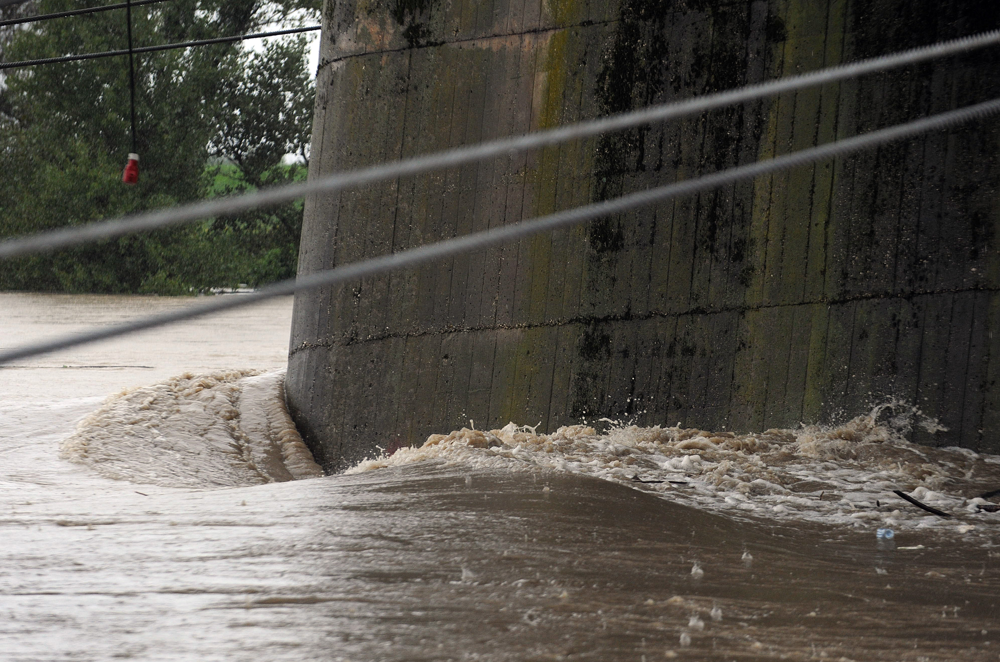 Rijeka Krapina se izlila iz svog korita nakon nekoliko dana neprekinutih kiša te je poplavila kuće i podrume u Zaprešiću, a vodostaj rijeke Save i dalje raste, Foto: Damir Krajac / CROPIX