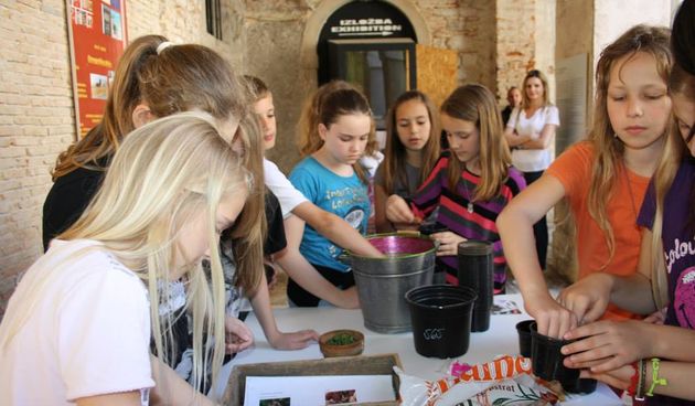 Petaši OŠ Stanovi sudjelovali na radionici “Od sjemenke do biljke”, foto: facebook/nmz