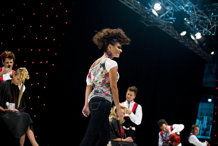 Zagreb, 250911.
U Areni Zagreb 24. i 25.09. odrzava se Beauty i Lifestyle Show, sajam ljepote.
Najveci show danas napravili su sarajevski frizeri.
Na slici: Sarajevo hair show.
Foto: Neja Markicevic / CROPIX Zagreb, 250911.
U Areni Zagreb 24. i 25.09. odrzava se Beauty i Lifestyle Show, sajam ljepote.
Najveci show danas napravili su sarajevski frizeri.
Na slici: Sarajevo hair show.
Foto: Neja Markicevic / CROPIX