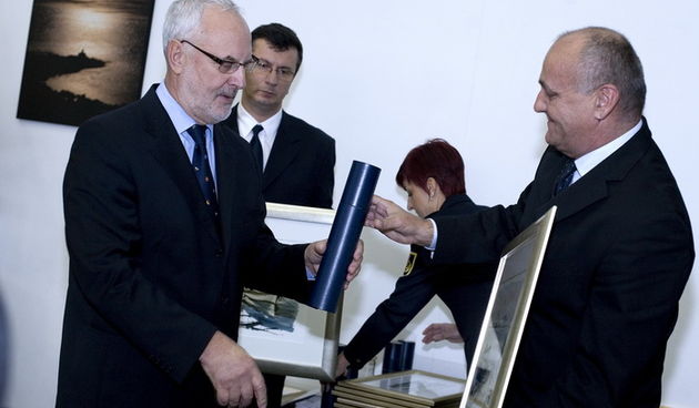 Zagreb, 061211. Ministarstva mora, prometa i veza, Prisavlje.Proslava dana pomoraca i brodaraca u Zagrebu na kojem su dodijeljena priznanja za spasavanje na moru. Na slici:  ravnatelj pomorske skole Zadar Svetko Perkovic prima priznanje.Foto: Sandra S